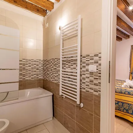 Ca' Leoncino - Venice canal front apartment-3